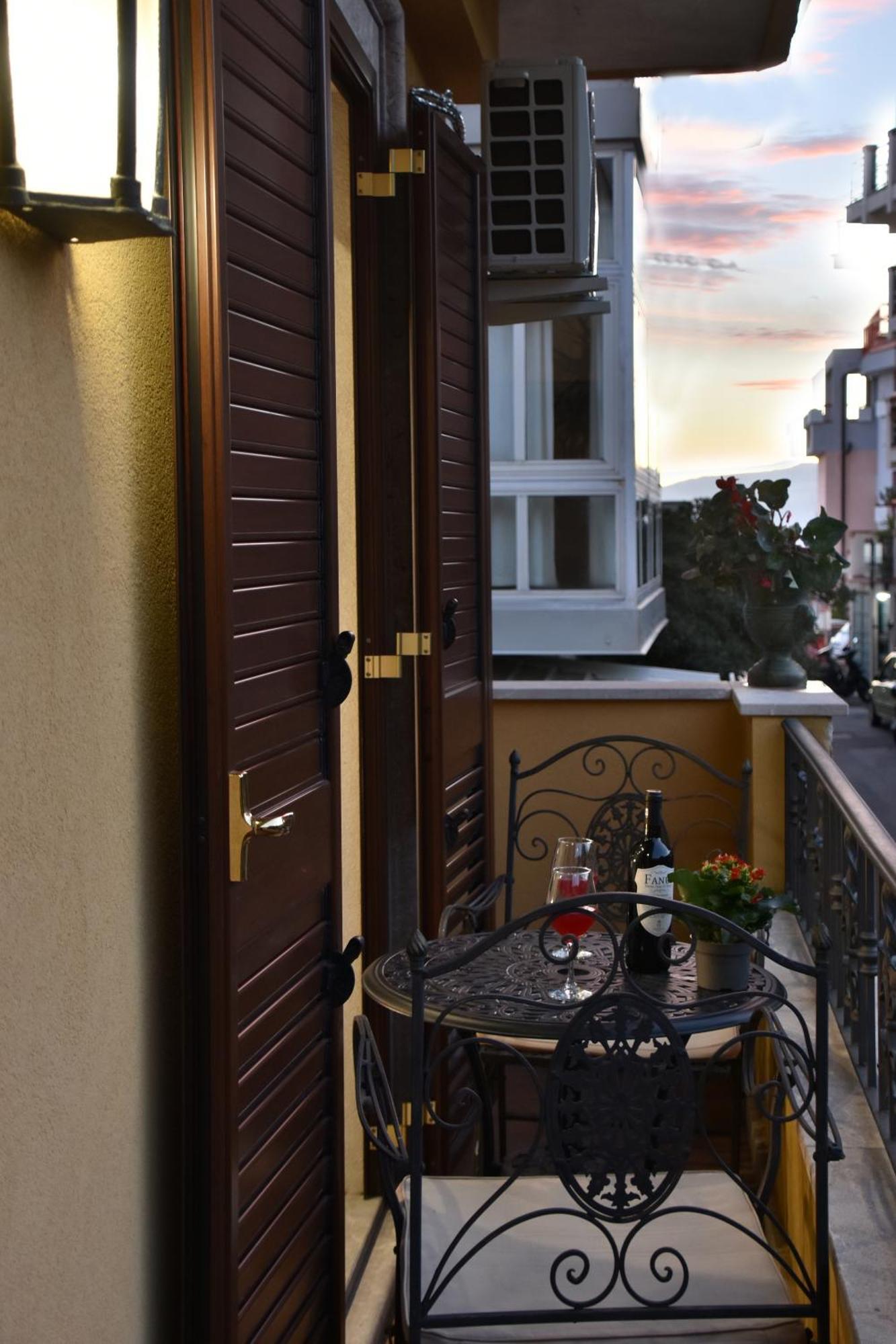 Gloden House Apartments ตาออร์มินา ภายนอก รูปภาพ
